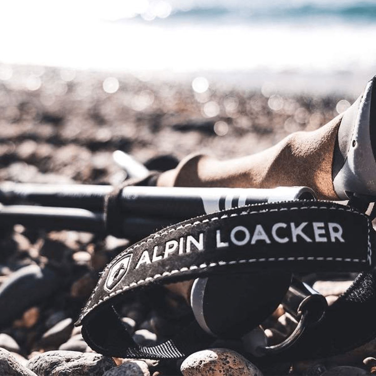 Nahaufnahme von Wanderstöcken auf Felsen, passend für Outdoor-Aktivitäten. Ideal für den Einsatz in verschiedenen Geländearten, erhältlich bei alpinloakor.shop.