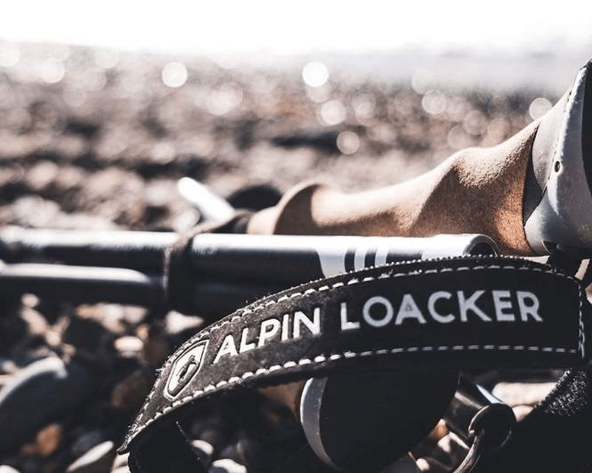 Nahaufnahme von Wanderstöcken auf Felsen, passend für Outdoor-Aktivitäten. Ideal für den Einsatz in verschiedenen Geländearten, erhältlich bei alpinloakor.shop.