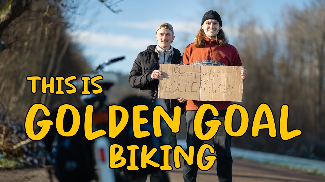 Zwei Männer halten ein Schild in der Hand, geeignet für Outdoor-Aktivitäten, im Kontext eines Outdoor-Shops wie alpinloakor.shop.