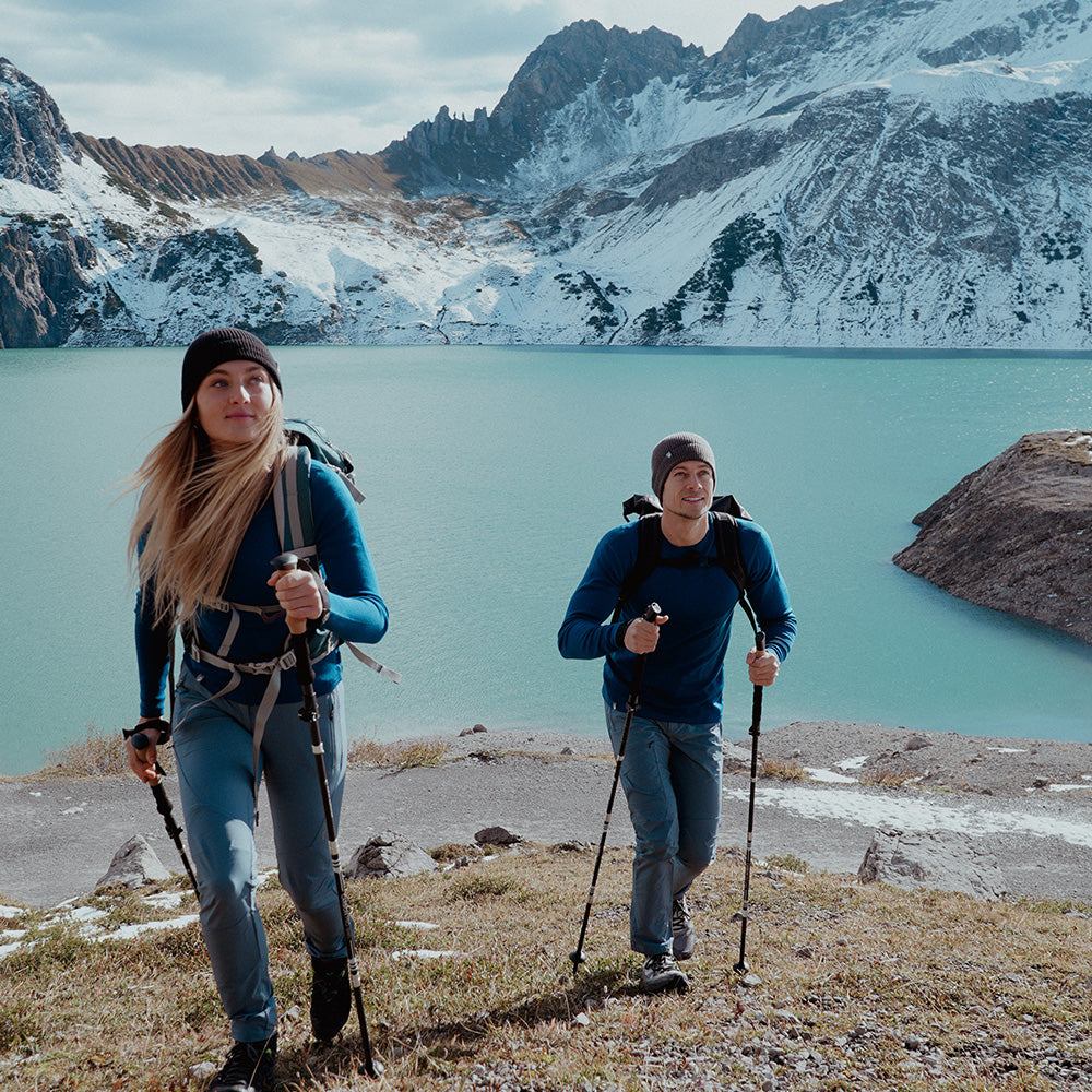 Merinowolle im Einsatz: Wanderer in Merino-Shirts von Alpin Loacker am Bergsee