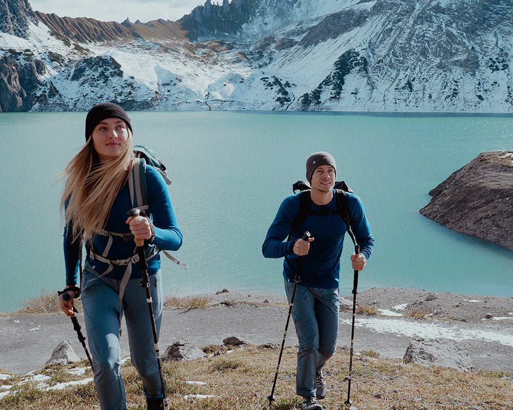 Merinowolle im Einsatz: Wanderer in Merino-Shirts von Alpin Loacker am Bergsee