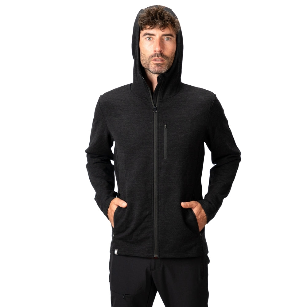 Merino Hoody Herren - 270 g/m2: Mann trägt schwarzen, slim-fit Hoody mit Reißverschlüssen und Kapuze, ideal für Outdoor-Abenteuer und kühleres Wetter, aus Merino- und Bambusmaterialien.