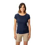 Frau trägt das Merino T-Shirt Damen 150g/m2, ideal für Outdoor-Aktivitäten, mit Corespun Merinowolle für Komfort und Langlebigkeit, passend zu khaki Shorts.