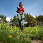 Model trägt Alpin Loacker Wanderschuh Allway