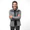 Model trägt grauen Merino Fleece aus 100% Merinowolle, mit moderner Doppel-Fleece Struktur