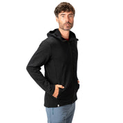 Merino Hoody Herren - 270 g/m²: Mann trägt schwarzen Kapuzenpullover aus Merinowolle, perfekt für Outdoor-Aktivitäten und Alltag.