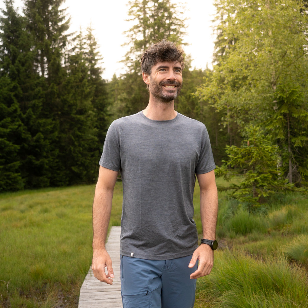 Alpin Loacker 100% Merino T-Shirt Herren ultrafein 15,5 Mikron in grau, Detailansicht