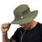 Tattooierter Mann trägt den Sonnenhut mit UV Schutz Unisex, ausgestattet mit Kinnriemen und Mesh-Ventilation, passend für Outdoor-Aktivitäten.