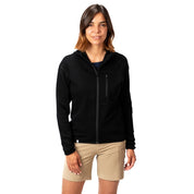 Merino Hoody Damen - 270g/m², funktionaler Fleece, ideal für Outdoor-Aktivitäten, trägt eine Frau mit langen Ärmeln und Brusttasche, kombiniert mit knielangen Shorts.