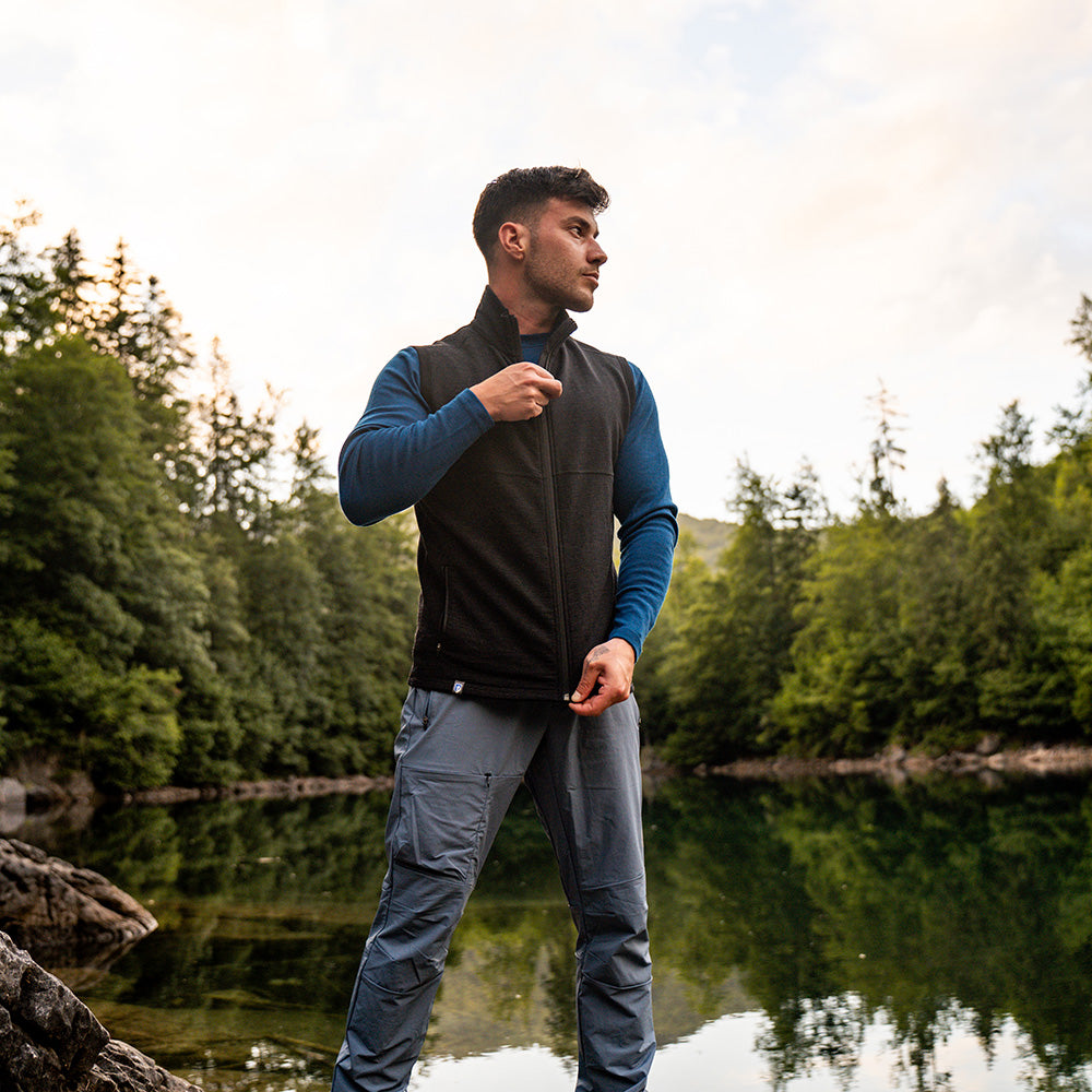 m2, zippend. Ideal als Midlayer für Outdoor-Aktivitäten, bietet Temperaturregulierung und Komfort.
