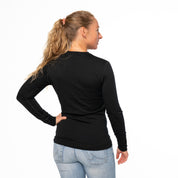 Model trägt schwarzes Merino Coolmax Longsleeve von Alpin Loacker