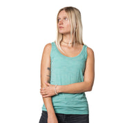 Junge Frau im Merino Tank Top Damen 150g/m2, Mineral, lächelnd. Ideal für Outdoor-Abenteuer, bietet optimalen Klima- und Tragekomfort durch CORESPUN-Technologie.