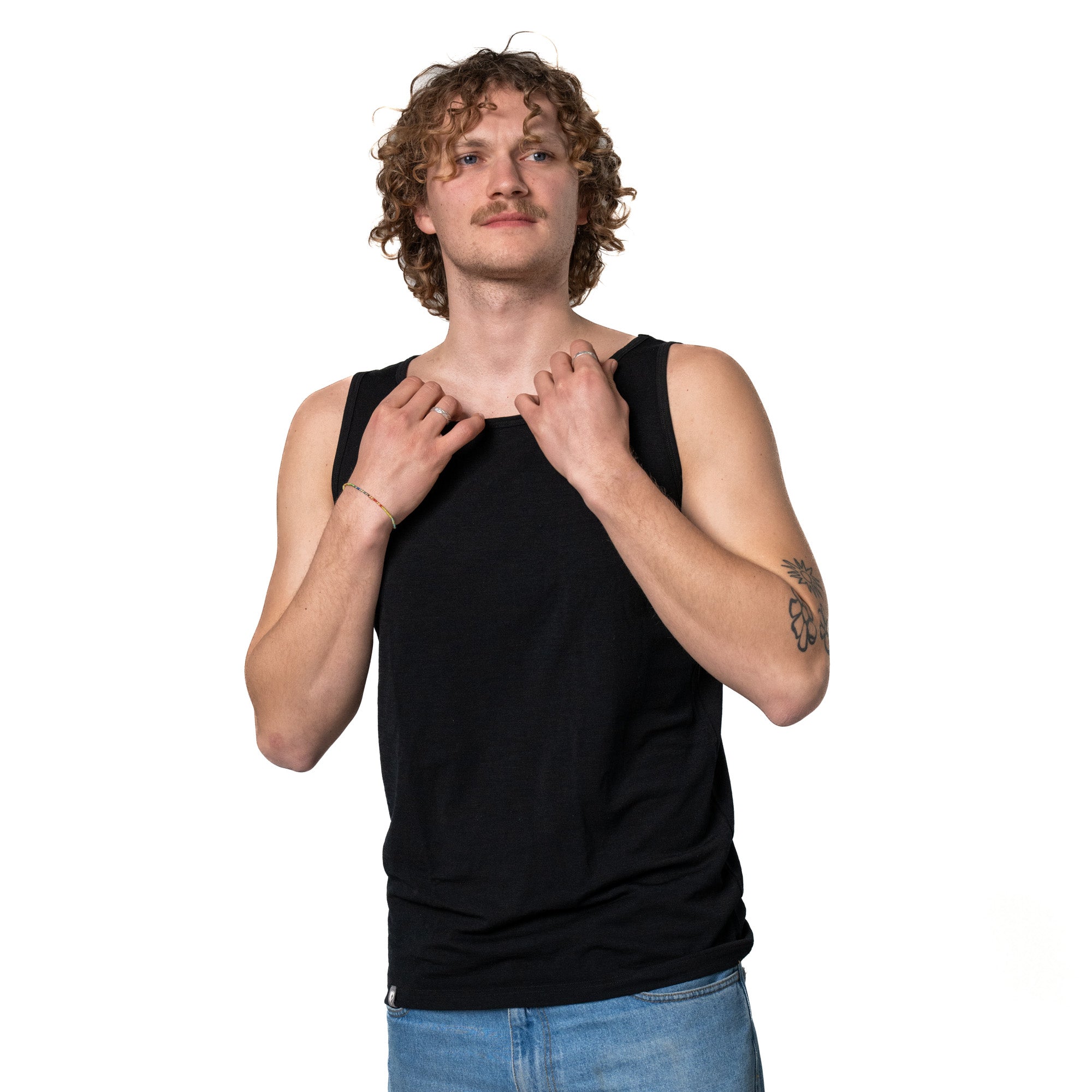 Model trägt das schwarze Merino Tank Top Herren 150 g/m2; ideal für Outdoor-Aktivitäten und Alltag dank CORESPUN-Technologie und Merinowolle.