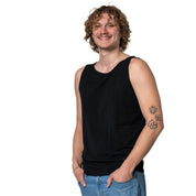 Model trägt das schwarze Merino Tank Top Herren 150 g/m2; ideal für Outdoor-Aktivitäten und Alltag dank CORESPUN-Technologie und Merinowolle.