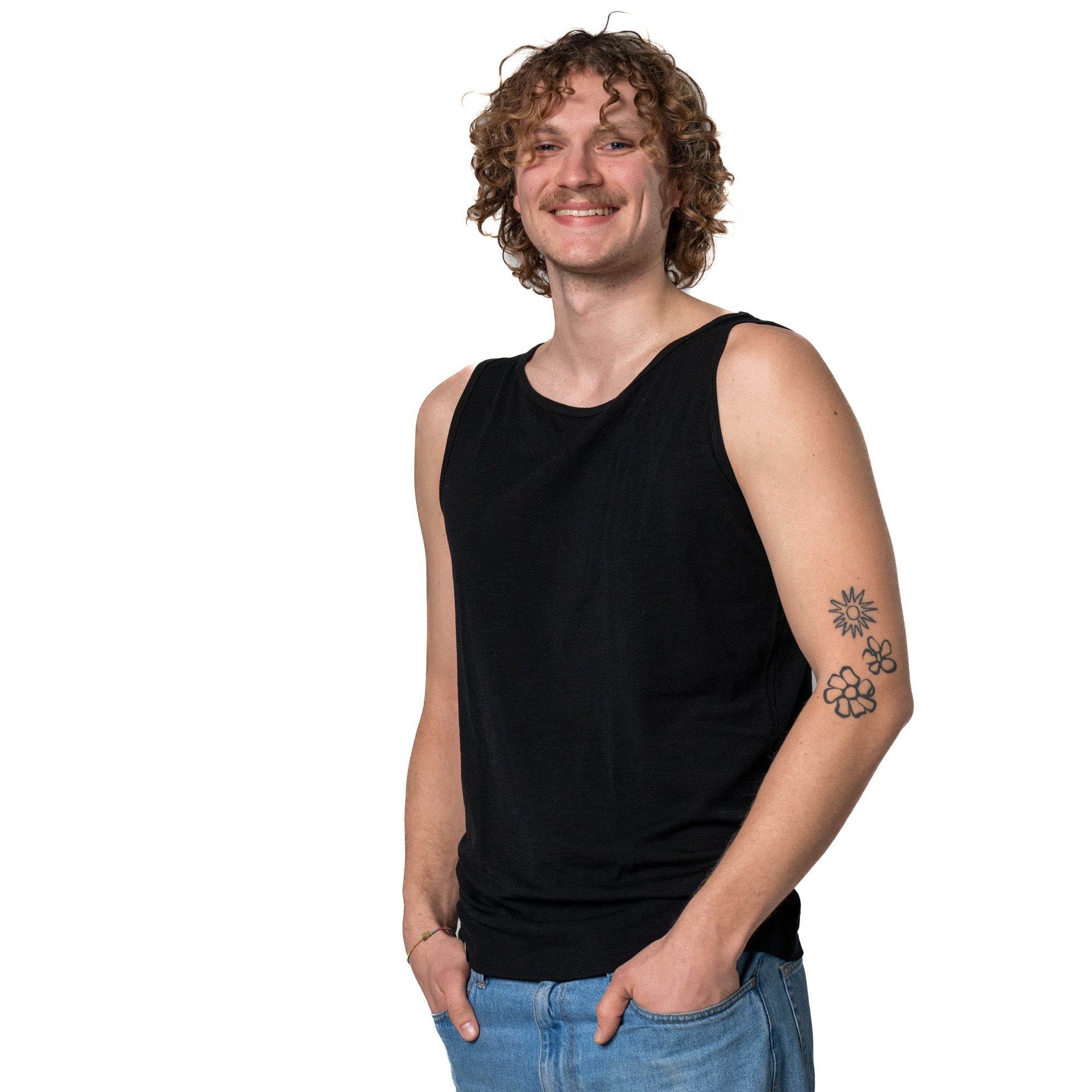 Model trägt das schwarze Merino Tank Top Herren 150 g/m2; ideal für Outdoor-Aktivitäten und Alltag dank CORESPUN-Technologie und Merinowolle.