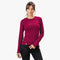 Modell trägt Merino Langarmshirt Damen 150 g/m2 aus hochwertiger Merinowolle mit CORESPUN-Technologie, kombiniert mit schwarzen Hosen, perfekt für Outdoor-Aktivitäten.