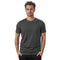 Junger Mann im Merino T-Shirt Herren 150 g/m2, ideal für Outdoor-Aktivitäten, zeigt Komfort und Funktionalität durch Merinowolle und synthetische Fasern.