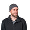 Model trägt eine Merino Mütze Herren & Damen 230g/m², schwarzer Strick, aus 100% Merinowolle, ideal für Outdoor-Aktivitäten, leicht und komfortabel