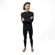 Mann trägt das 100% Merinowolle Set schwarz von Alpin Loacker, perfekt als Baselayer für die kalte Jahreszeit