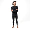 Mann trägt das 100% Merinowolle Set schwarz von Alpin Loacker, perfekt als Baselayer für die kalte Jahreszeit