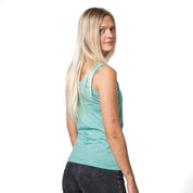 Junge Frau im Merino Tank Top Damen 150g/m2, Mineral, lächelnd. Ideal für Outdoor-Abenteuer, bietet optimalen Klima- und Tragekomfort durch CORESPUN-Technologie.