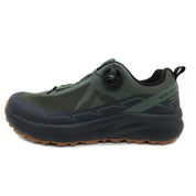 Studioaufnahme des Lightway Trailschuhs, auf der der linke Schuh seitlich zu sehen ist, sowie das BOA ähnliche Verschließsystem