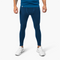 Lange Merino Unterhose Herren 230 g/m2, modelliert mit passendem Oberteil und weißen Sneakers, ideal für Outdoor-Abenteuer, bietet Komfort und Temperaturregulierung durch 100% Merinowolle.