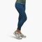 Lange Merino Unterhose Damen 230 g/m2 aus hochwertiger Merinowolle, getragen mit Sneakers, betont Komfort und Funktionalität für Outdoor-Abenteuer. Ideal für aktive Frauen.