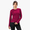 Junge Frau trägt das Merino Langarm Shirt Damen 230 g/m2 aus reiner Merinowolle, ideal für Outdoor-Aktivitäten, vor schlichtem Hintergrund.