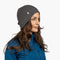 Frau trägt Merino Mütze Herren & Damen Strick 230g/m², ideal für Outdoor-Aktivitäten. Hergestellt aus weicher, temperaturregulierender Merinowolle, perfekt für alle Jahreszeiten.