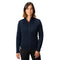 Frau trägt Merino Jacke Damen 270 g/m² aus Merinowolle, mit Reißverschlusstaschen, modisch und funktional, ideal für Outdoor-Aktivitäten.