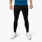 Männermodell trägt Lange Merino Unterhose Herren 230 g/m2 aus 100% Merinowolle, kombiniert mit weißen Sneakers, betont Komfort und Funktionalität für Outdoor-Abenteuer.