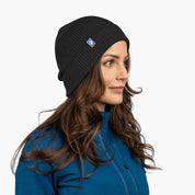 Junge Frau mit Merino Mütze Herren & Damen Strick 230g/m2, aus weicher Merinowolle. Ideal für Outdoor-Aktivitäten, temperaturregulierend und geruchsneutral.