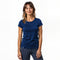 Frau trägt Merino T-Shirt Damen 150g/m2, ideal für Outdoor-Aktivitäten, kombiniert Komfort der Merinowolle mit synthetischer Haltbarkeit. Perfekt für Wandern und Freizeit.