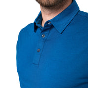 Nahaufnahme der Knopfleiste des blauen Merino Coolmax Polos