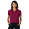 Frau trägt das Merino Poloshirt Damen von Alpin Loacker, ideal für Outdoor-Aktivitäten. Kurzärmelig, sportlich-elegant, aus atmungsaktiver Merinowolle.