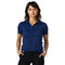 Person trägt Merino Poloshirt Damen, kurzärmelig, dunkelblau, kombiniert mit schwarzen Hosen. Ideal für Outdoor-Aktivitäten und Alltag, vereint Komfort mit sportlichem Design.