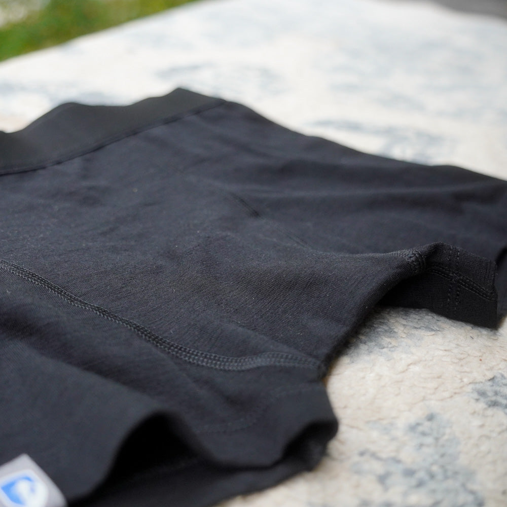 Damen Merino Shorts 150 g/m2 in Schwarz, Detailansicht der Qualität und Passform
