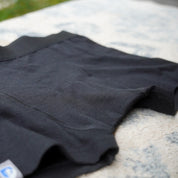 Damen Merino Shorts 150 g/m2 in Schwarz, Detailansicht der Qualität und Passform