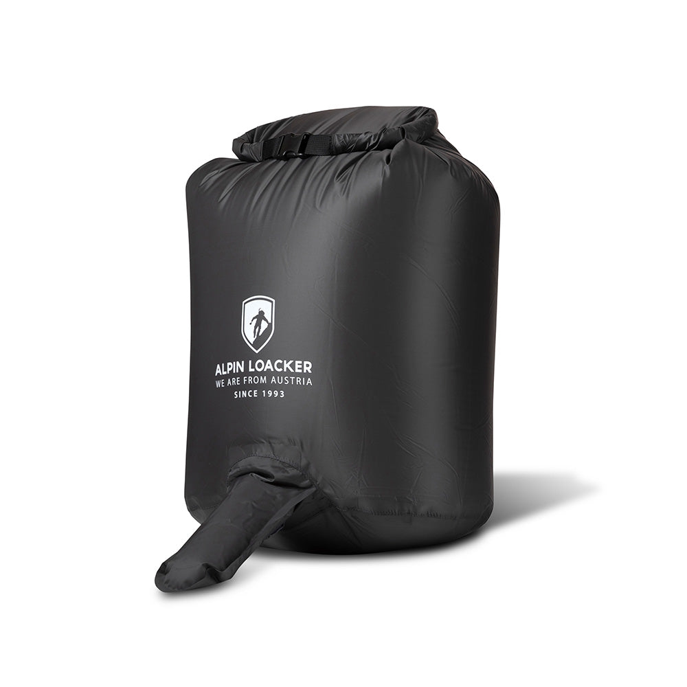 Schwarzer Alpin Loacker Rolltop-Drybag mit Auslass und Schnallenverschluss, ideal als wasserdichter Sack oder Camping-Duschbeutel. Markenaufdruck: Alpin Loacker – We are from Austria since 1993.