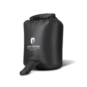 Schwarzer Alpin Loacker Rolltop-Drybag mit Auslass und Schnallenverschluss, ideal als wasserdichter Sack oder Camping-Duschbeutel. Markenaufdruck: Alpin Loacker – We are from Austria since 1993.