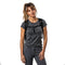 Frau in Outdoor-Kleidung mit schwarzem Rucksack trägt das Merino T-Shirt Damen 150g/m2, ideal für Komfort und Leistung bei Outdoor-Aktivitäten.