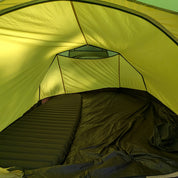 Tunnelzelt für 2 Personen 1.99kg: Innenansicht mit gelb-grünem Stoff, aufblasbarem Schlafpad und Mesh-Tasche, ideal für leichtgewichtige Outdoor-Abenteuer.