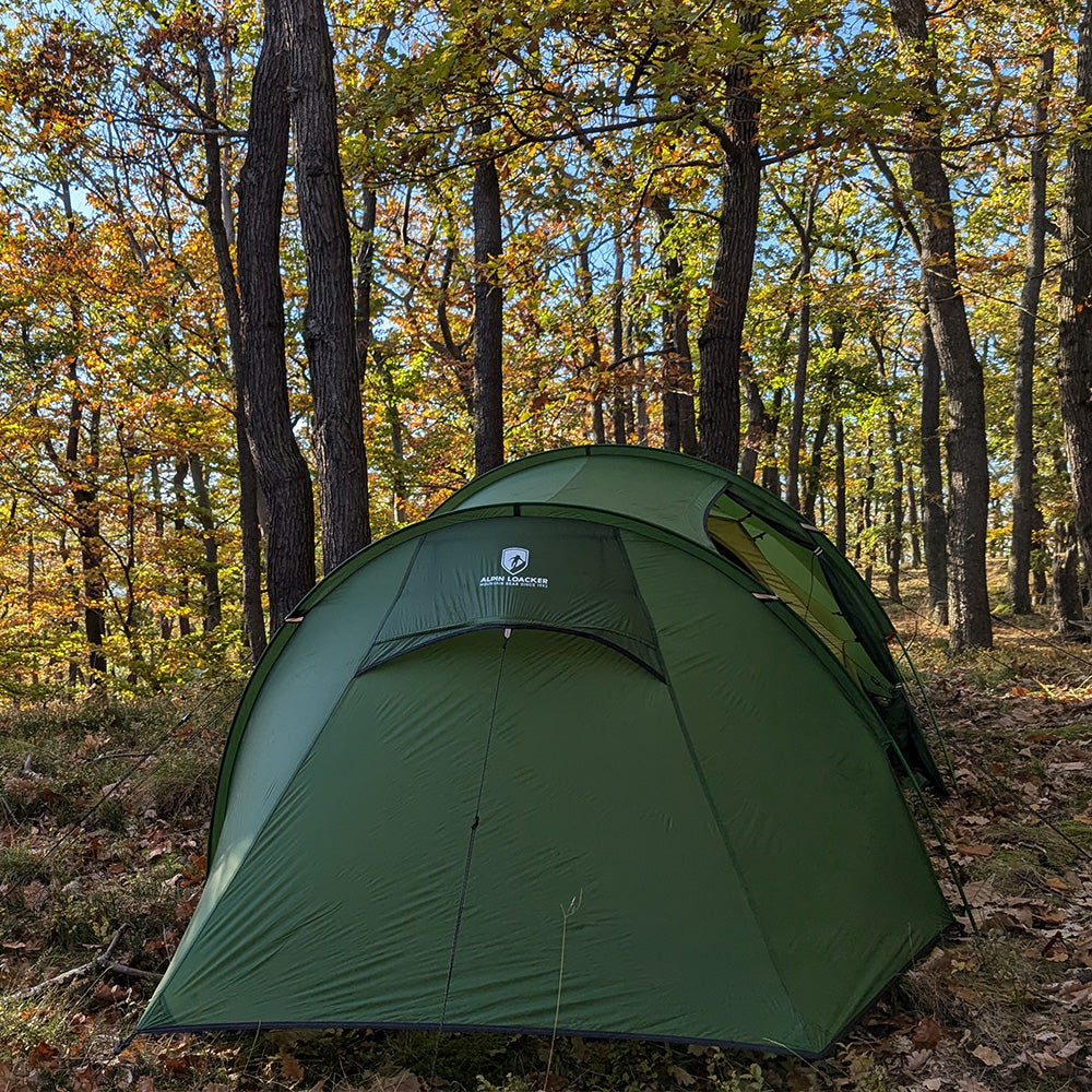 Tunnelzelt für 2 Personen 1.99kg im herbstlichen Wald, ideal für Wanderungen, mit robustem, wasserdichtem Silikon-Ripstop-Nylon und Platz für zwei Personen.