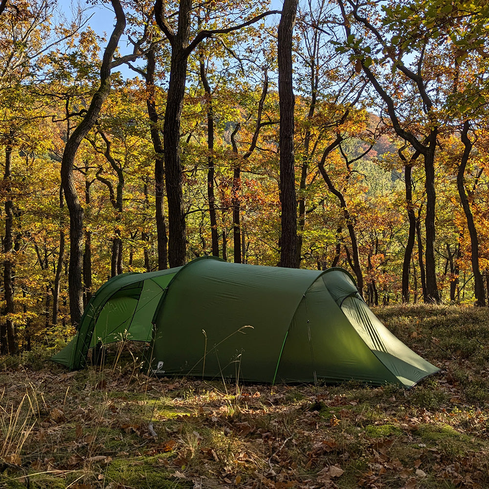 Tunnelzelt für 2 Personen 1.99kg in herbstlichem Wald, aufgestellt auf Laubboden, ideal für Outdoor-Abenteuer dank leichtem, robustem Material und funktionalem Design.
