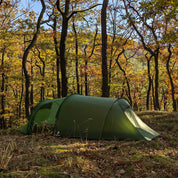 Tunnelzelt für 2 Personen 1.99kg in herbstlichem Wald, aufgestellt auf Laubboden, ideal für Outdoor-Abenteuer dank leichtem, robustem Material und funktionalem Design.