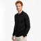 Model steht locker zur Kamera gedreht und trägt das langarm Merino Polo von Alpin Loacker - perfekt für Alltag und Outdoorsport
