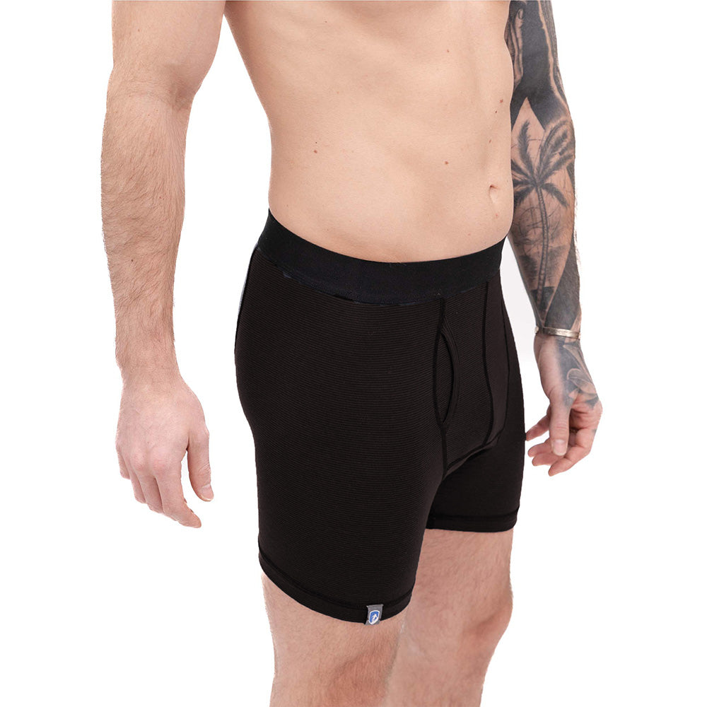 m² zeigt elastischen Bund, Frontöffnung und Logo; ideal für Outdoor-Aktivitäten mit CORESPUN-Technologie für Komfort und Funktionalität.