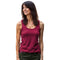 Junge Frau im Merino Tank Top Damen 150g/m2, lächelnd. Ideal für Outdoor-Abenteuer, bietet optimalen Klima- und Tragekomfort durch CORESPUN-Technologie.