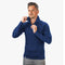 Mann trägt Merino Langarmshirt mit Zip Herren 230 g/m², justiert Kragen. Ideal für Outdoor-Aktivitäten dank atmungsaktiver, antibakterieller Merinowolle. Perfekt für Abenteuer und Alltag.